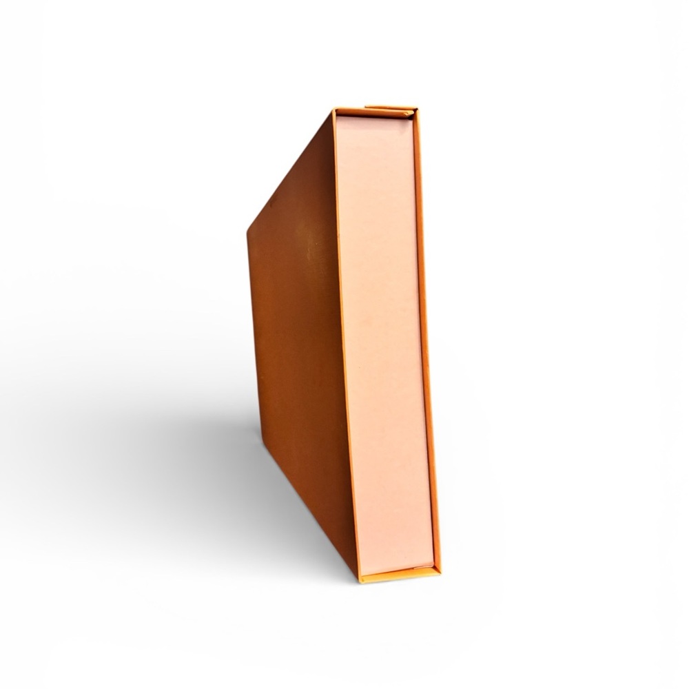 Louis Vuitton Magnet Closure Box & Ribbon - Picture 3 of 12
